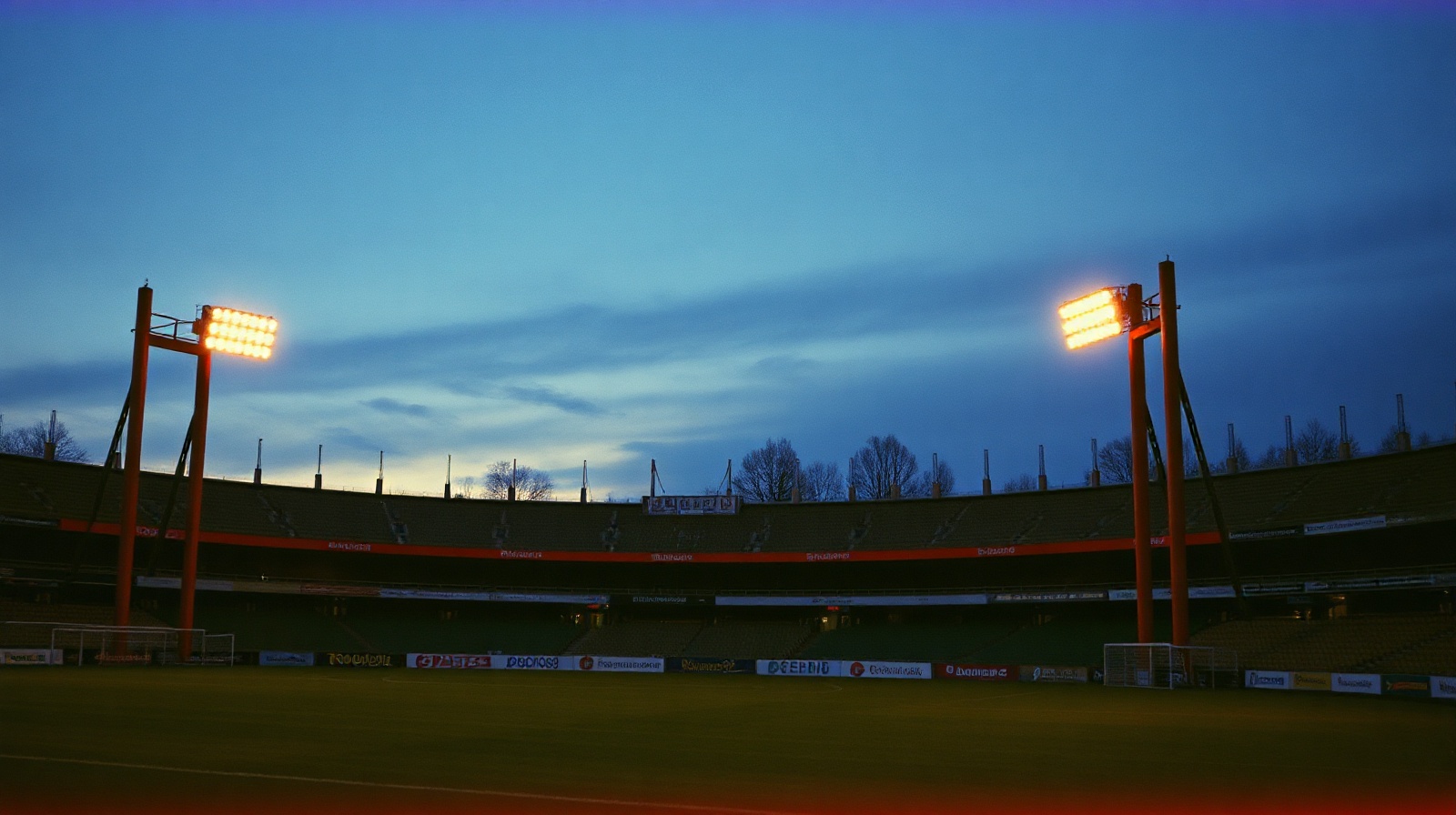 Historisches Fußballstadion im Nordosten Deutschlands bei Flutlicht
